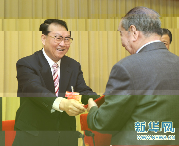 5月20日,2011年度國家社科基金項目評審工作會議在北京召開。中共中央政治局常委李長春出席會議并講話。這是李長春向評審專家頒發榮譽證書。